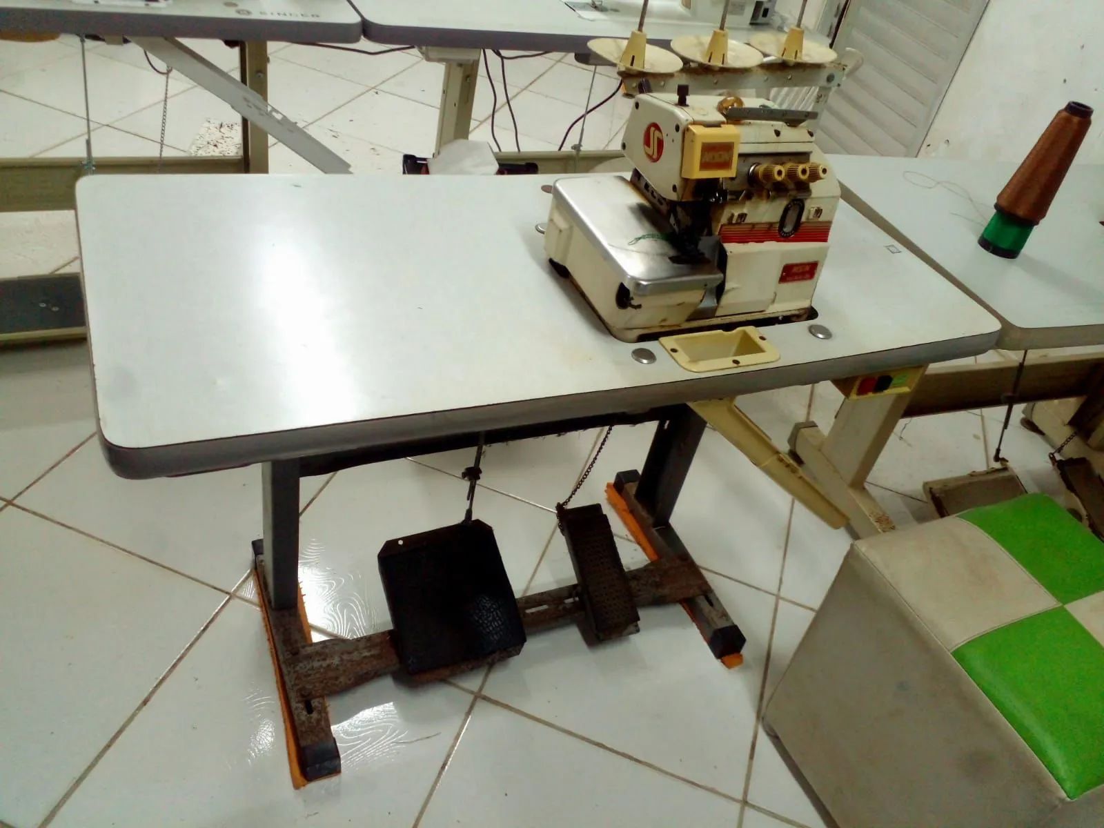 Máquina de Costura Overlock industrial Níssin Máquinas para produção