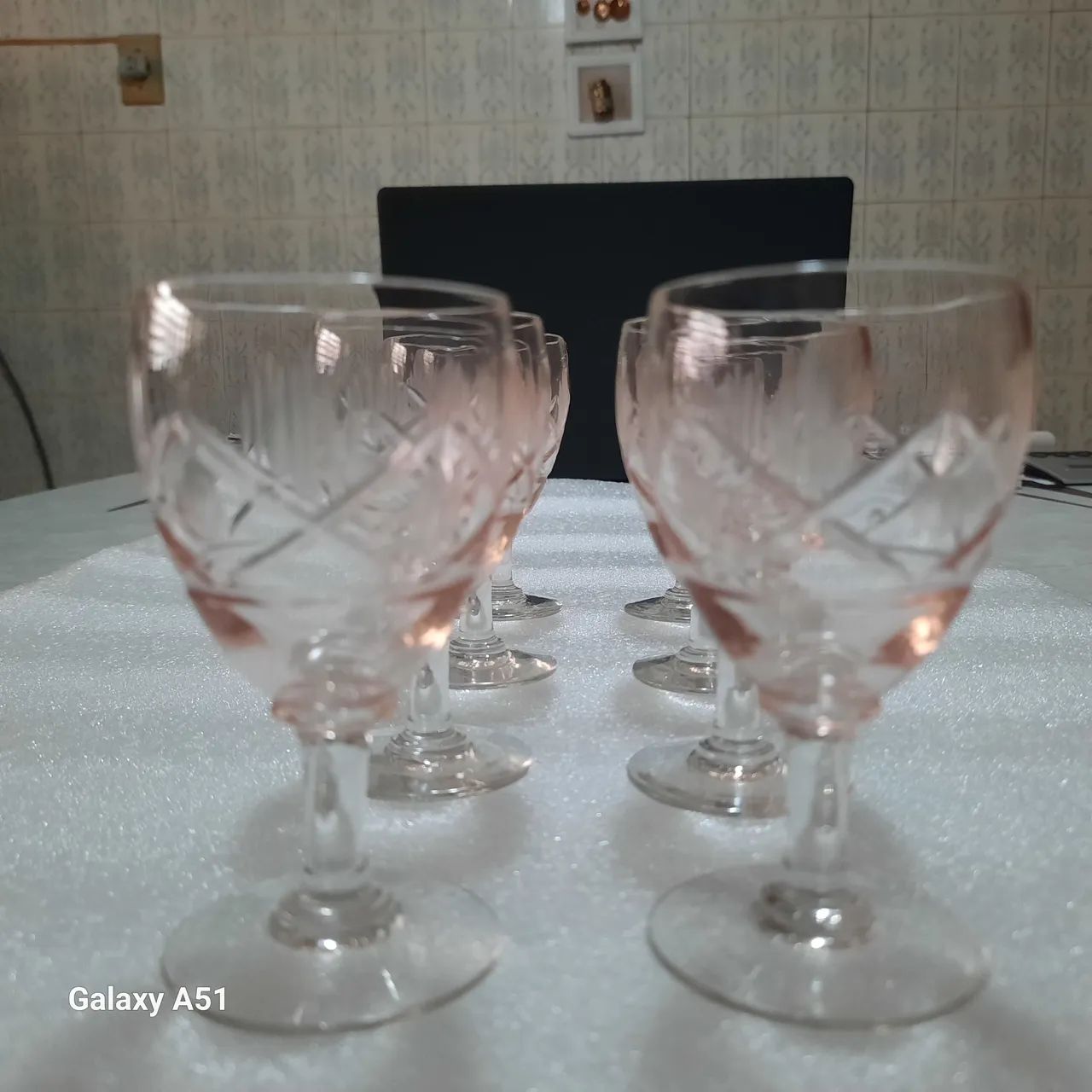 Jogo de 8 taças de cristal rosa lapidado, pequenas licor. Decada de 20.  - Foto 5
