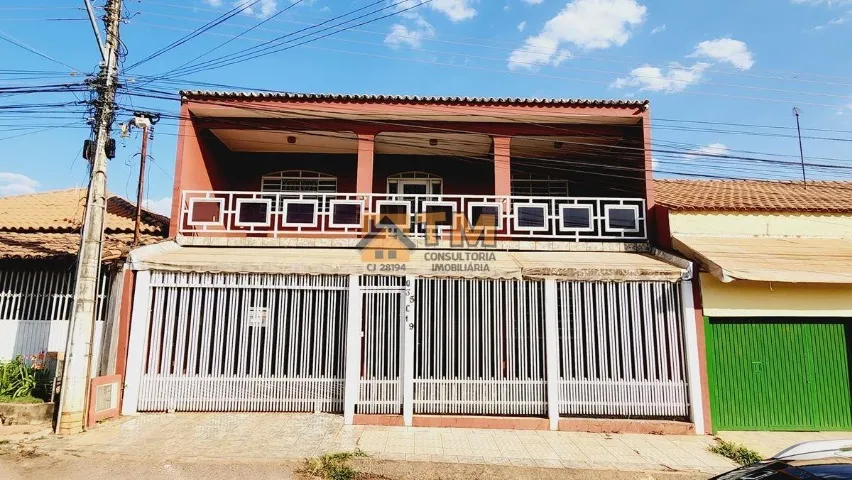 Excelente Sobrado com 4 Qtos, na Qd. 34 do Bairro São José