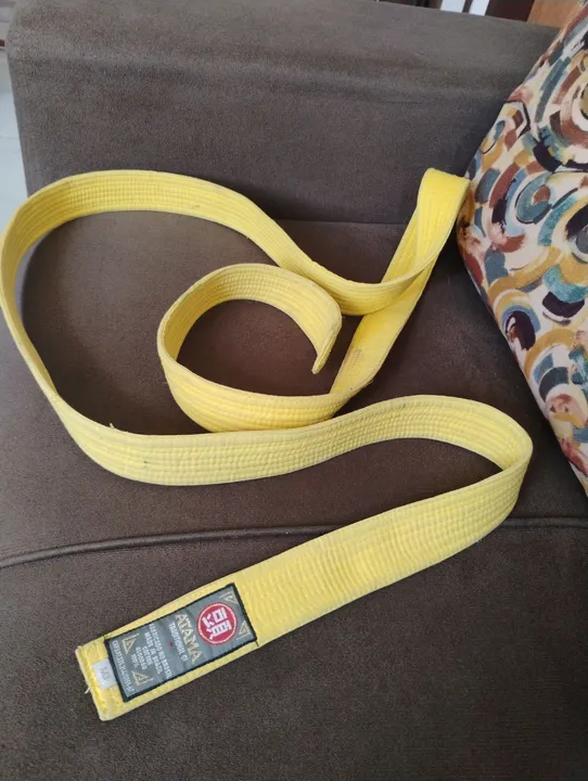 Faixa amarela de karatê no valor 40 reais.
