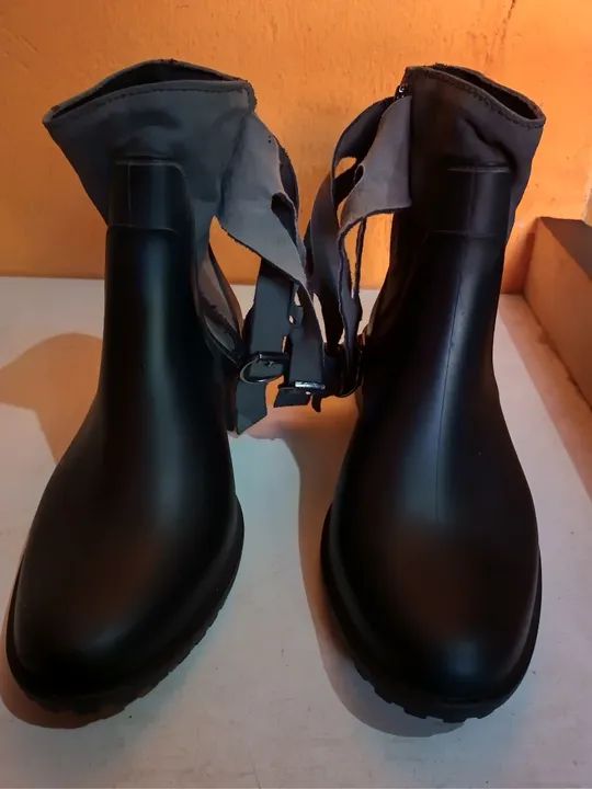 Promoção de botas,sandálias e sapatilha.
