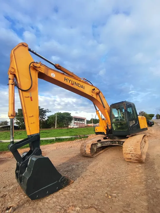 Escavadeira Hyundai r210 2012