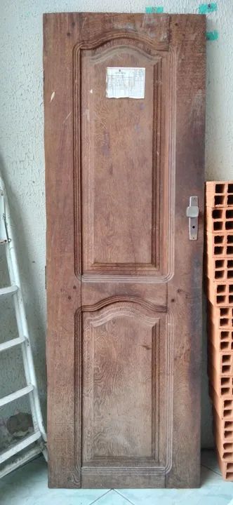 Porta de madeira para banheiro. 