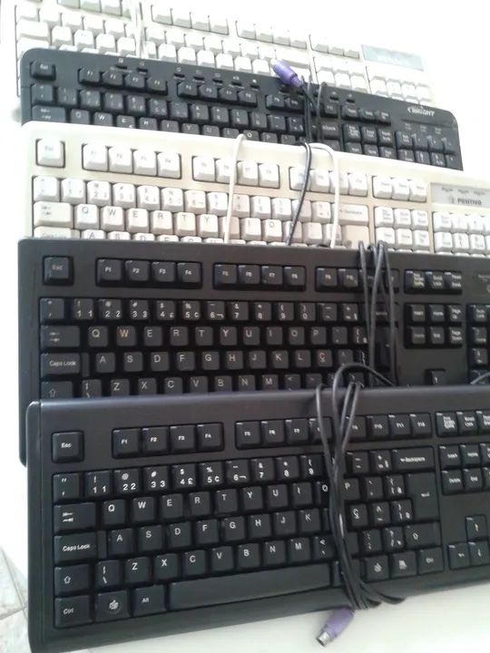 Teclados PS2. ( 20 reais cada)