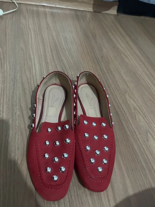 Sapatilhas Vermelhas com Detalhes em Metal - Foto 3