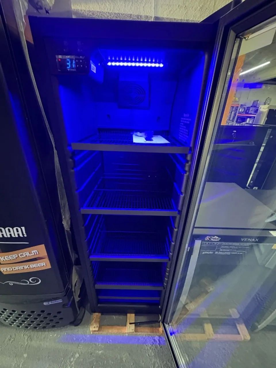 Cervejeira 200l preto fosco led azul porta aquecida Venax (Ester) 