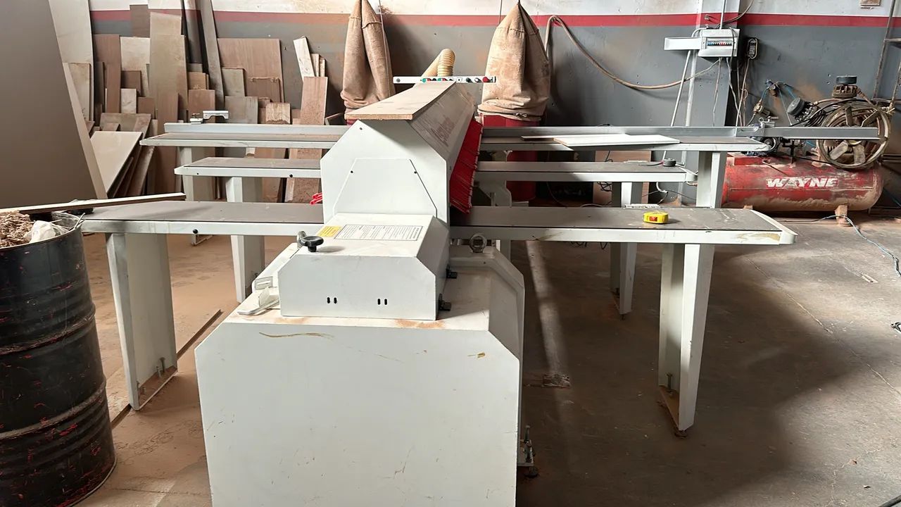 Máquina de Corte de Madeira Industrial