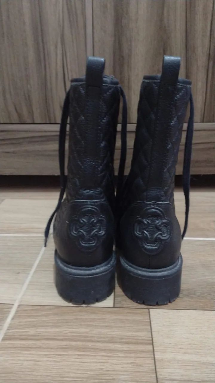 BOTA COTURNO PRETA DE COURO MATELASSÊ CAPODARTE Calçados