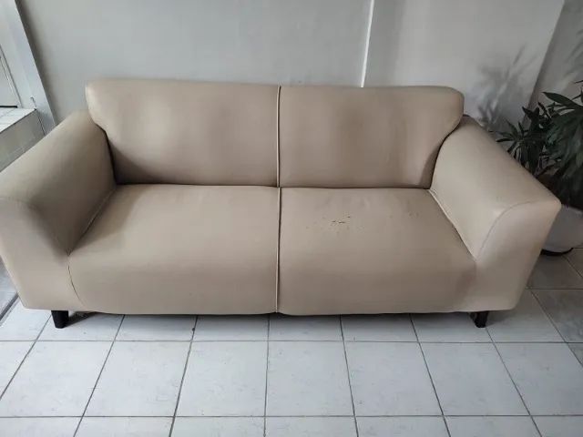 Sofá três lugares, em corino, cor bege, usado.