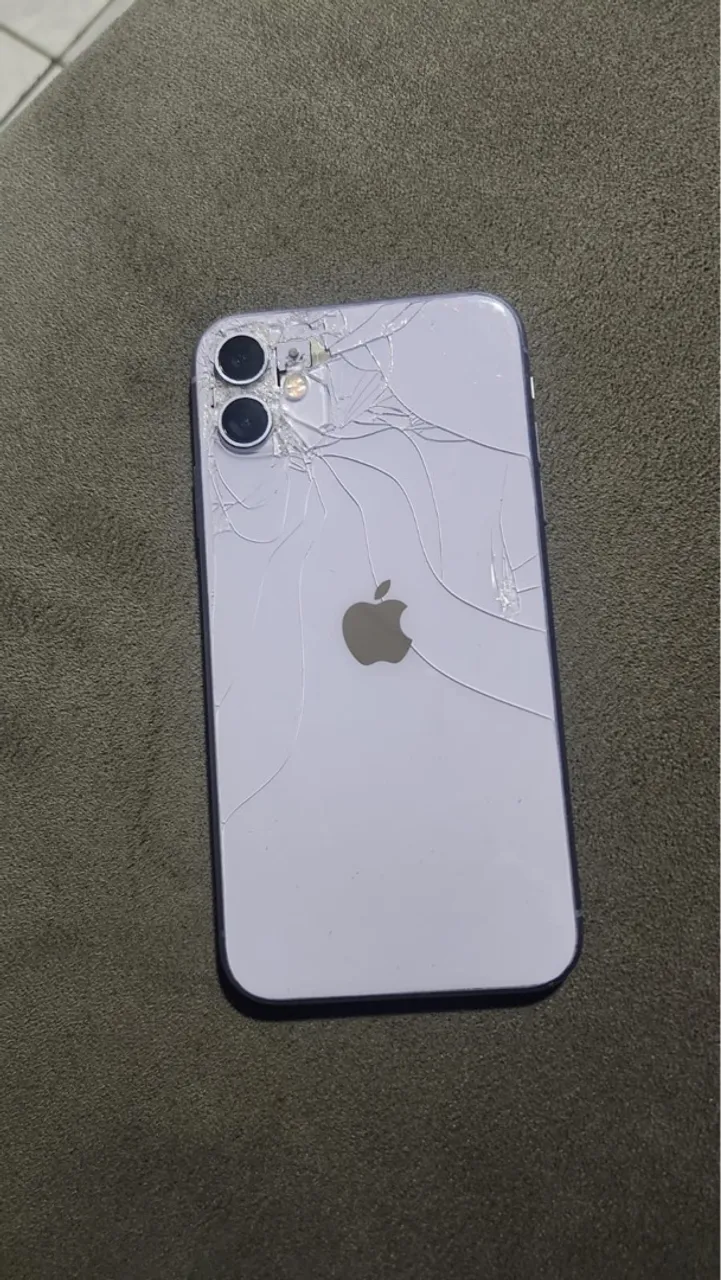 Vendo Iphone 11 Com traseira Quebrada