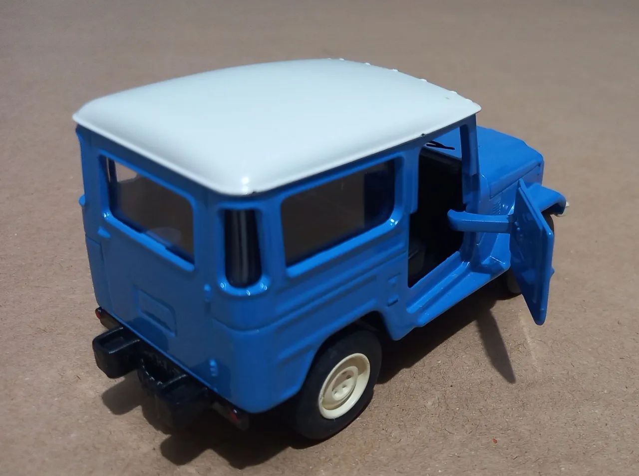 Miniatura Toyota Bandeirante     1/43 - Foto 3