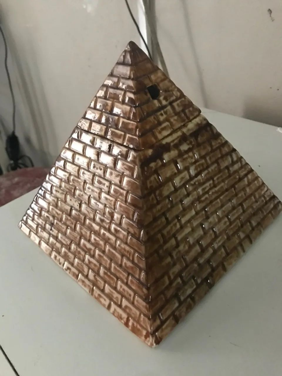 Linda pirâmide egípcia de porcelana.