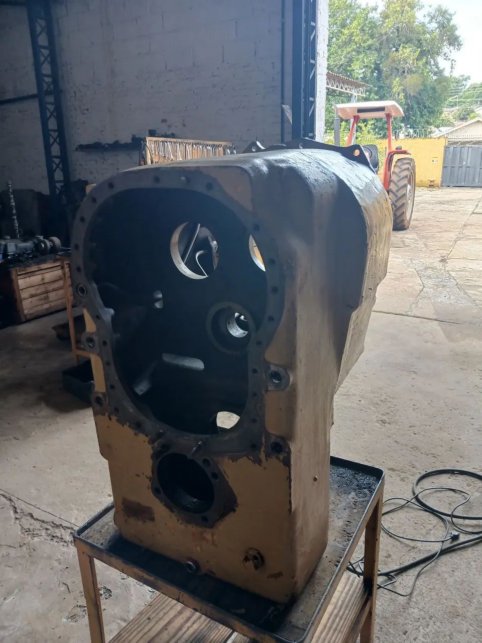 Carcaça inferior transmissão clark 28 mil - Foto 2