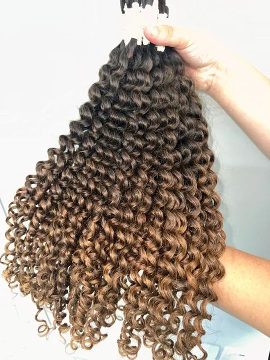 Cabelo humano cacheado moreno iluminado nas pontas 