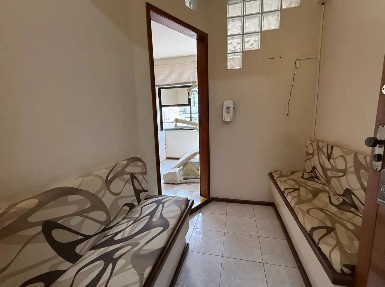 Sala comercial/consultório com 1 banheiro para locação no Centro de Nova Friburgo - RJ - Foto 2
