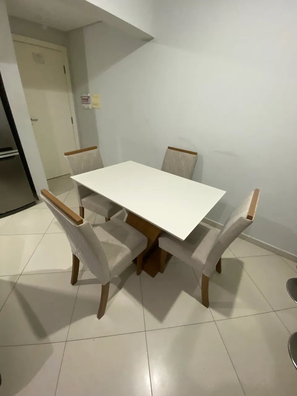 Mesa com quatro cadeiras 64573991979522120