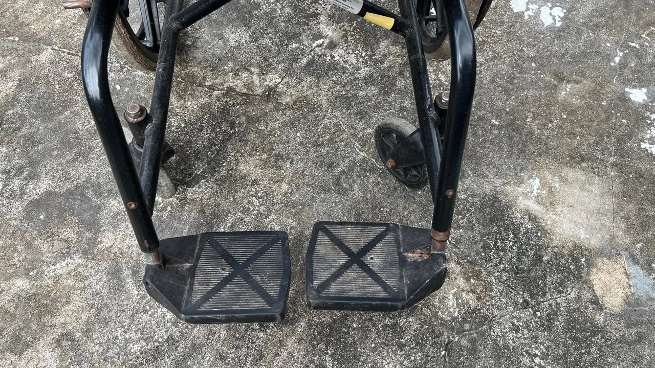 Vendo Cadeira de Rodas - Foto 4