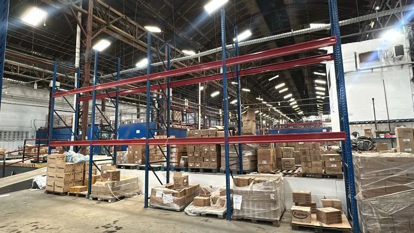 PORTA PALETES E PALETES