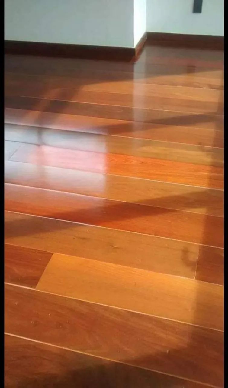 Piso de Madeira Maciça - Elegância e Durabilidade