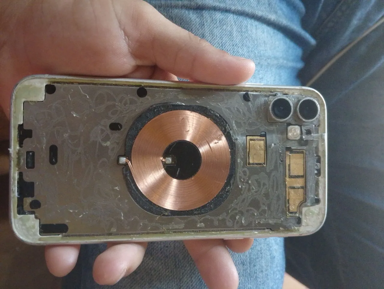 iPhone 11 com tudo funciona única coisa e sem a carcaça de trás tudo funcionando ótimo