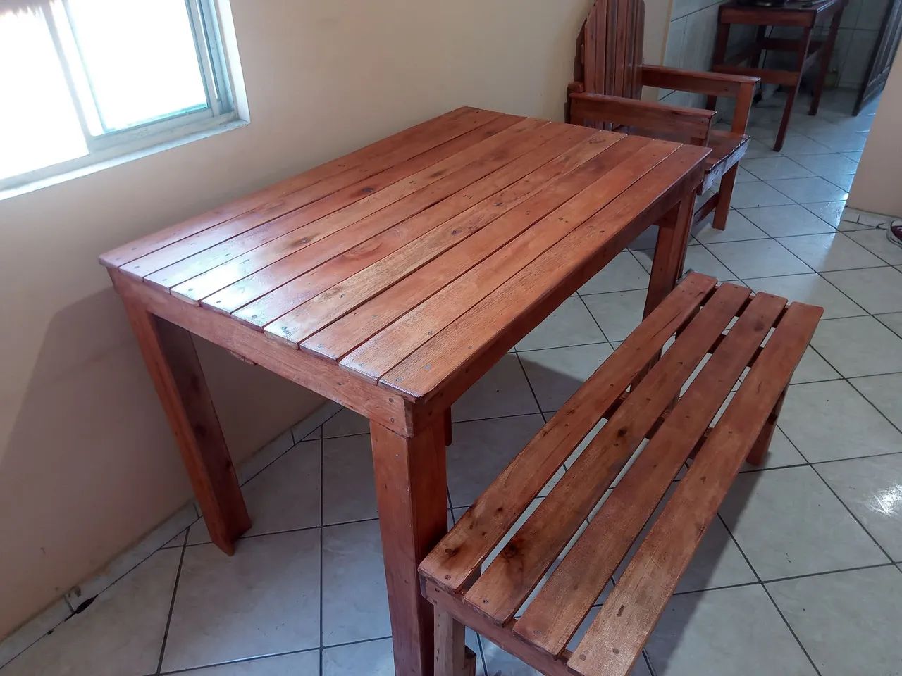 Mesa com dois bancos rústico 64299779019649122