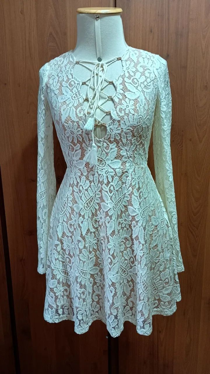 Vestido rendado off White curto Forever 21
