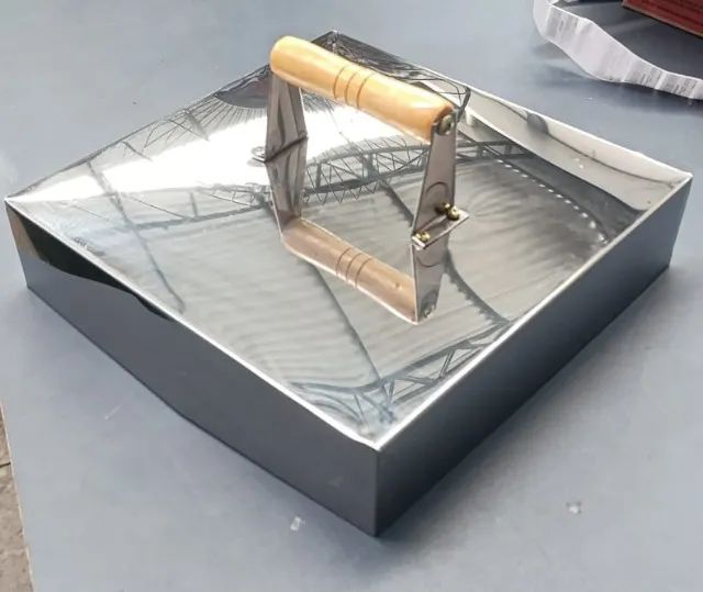 Tampa Abafador de Churrasco e Lanche 30x30cm em Aço Inox Novo Cabo de Madeira - Foto 2