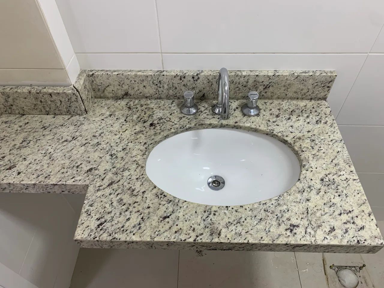 Duas pias em granito com torneira  - Foto 2