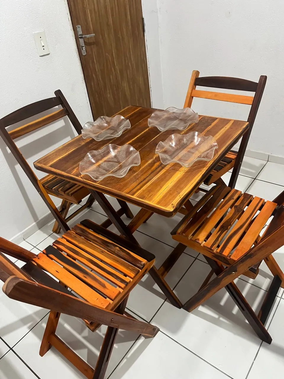 Conjunto de mesa e cadeiras dobráveis de madeira