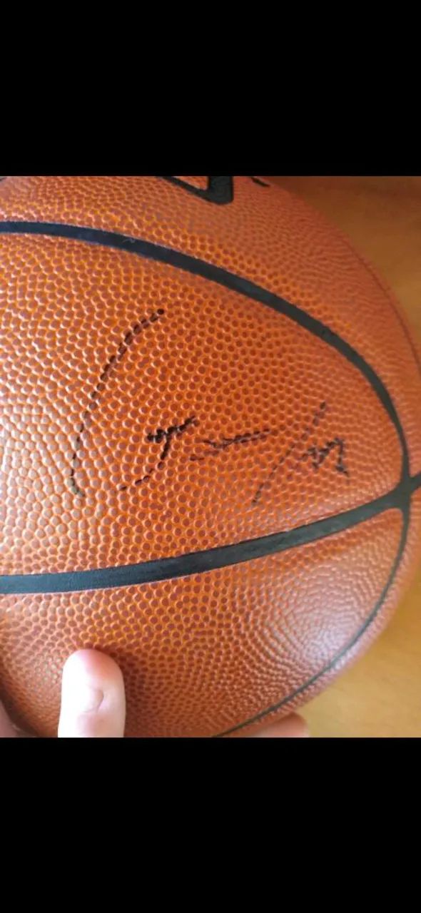 Bola de Basquete Autografada - Foto 3