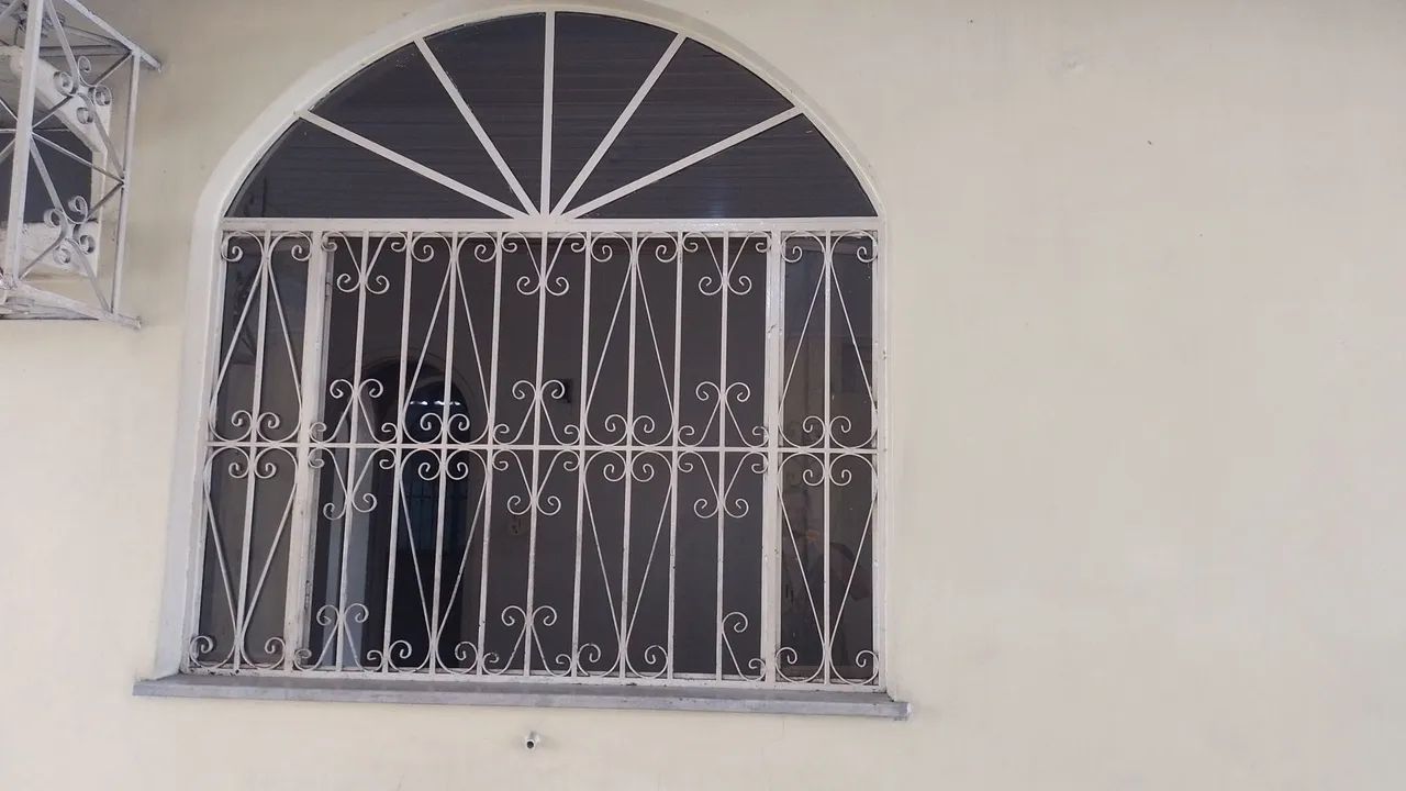 Janela e portas  de ferro com grade em arco