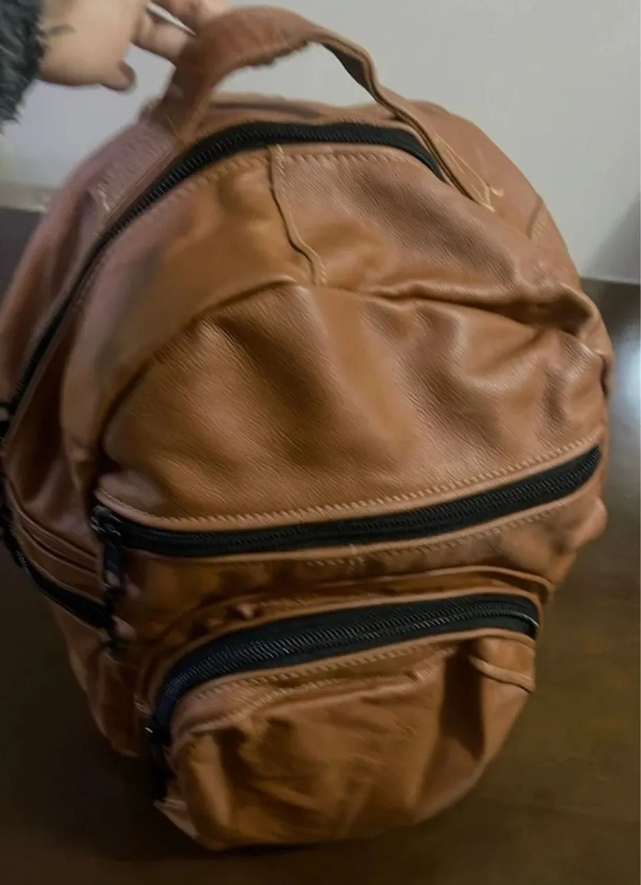 Mochila de Couro Marrom com Detalhes em Zíper - Foto 2