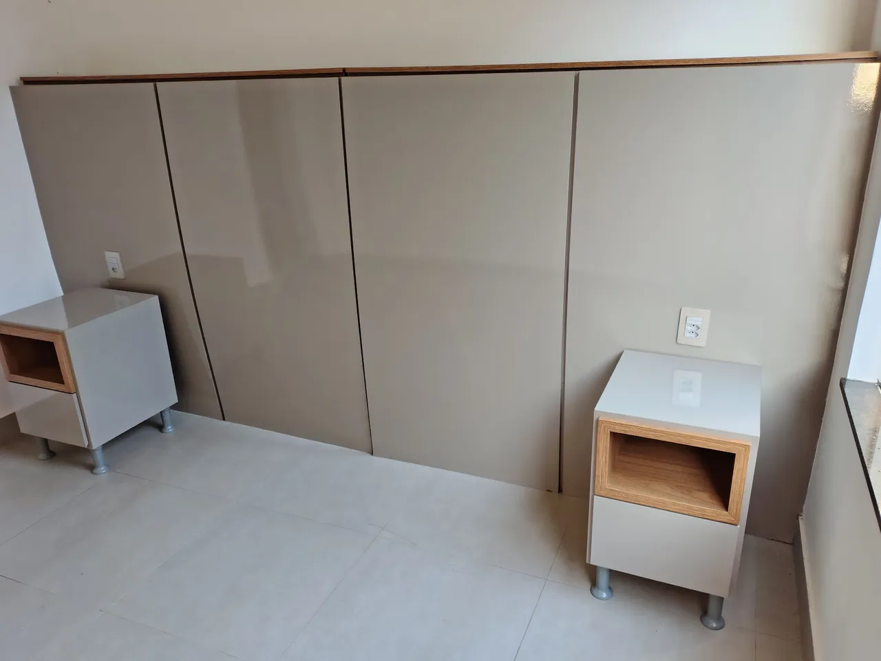 Cama Planejada com Criados-Mudos Modernos