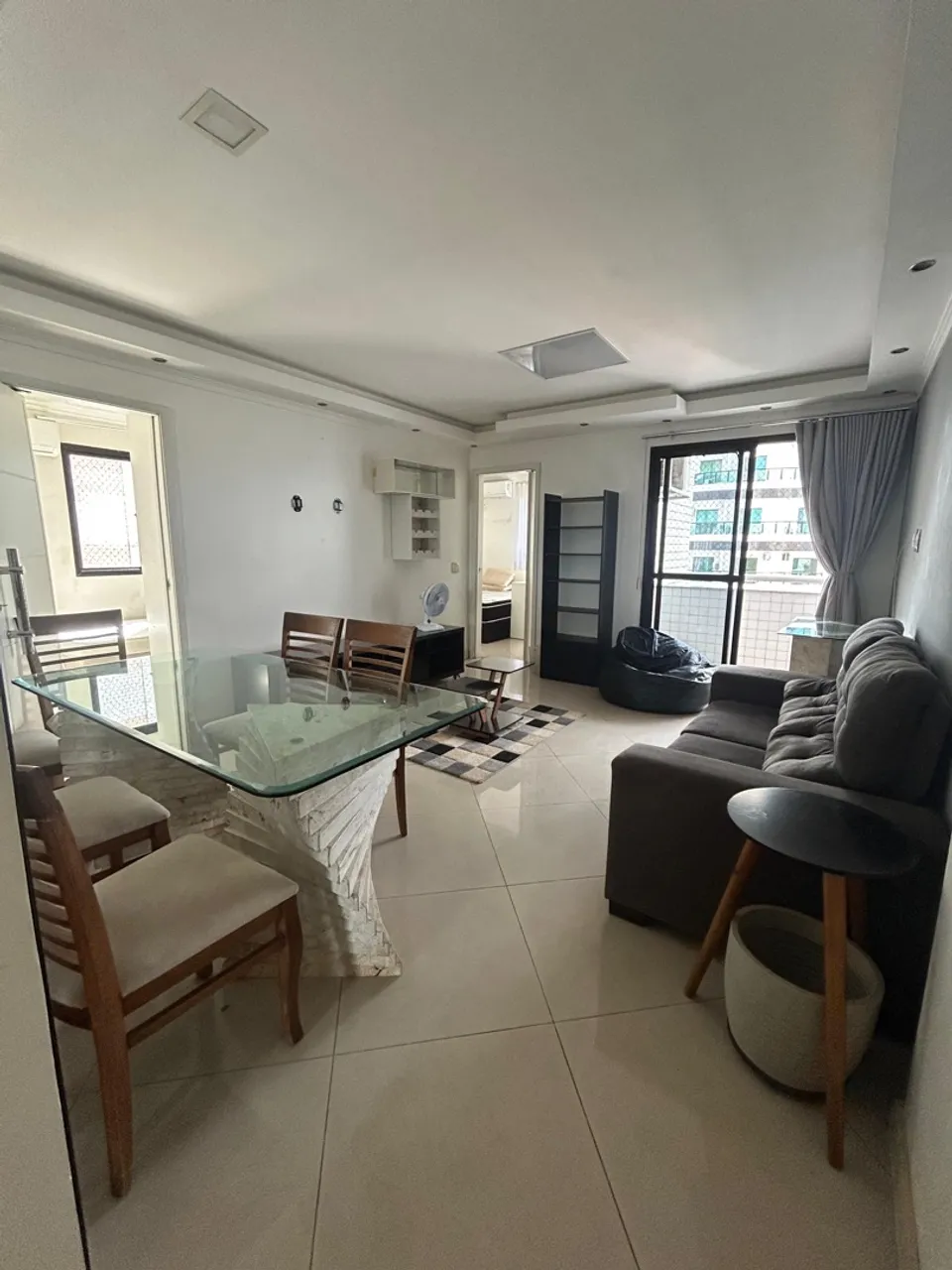 Alugo apartamento mobiliado 2 suítes com vaga de garagem.