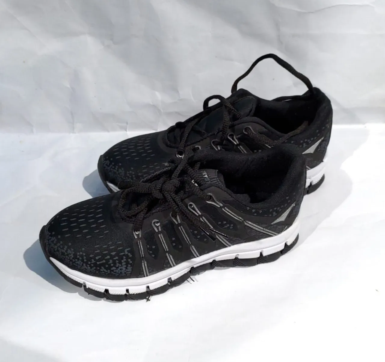 Tenis preto com detalhes