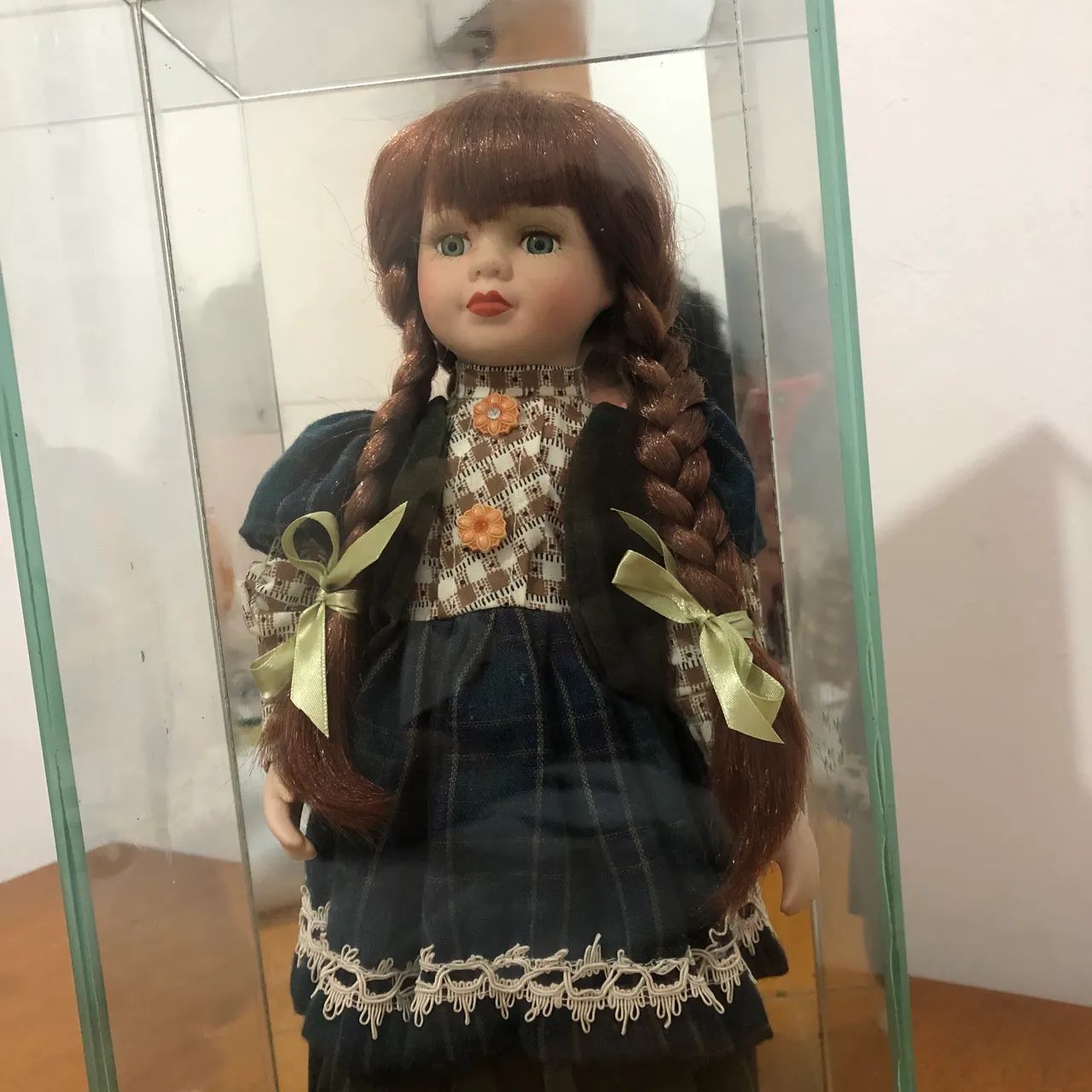 Boneca porcelana com redoma de vidro - Foto 3