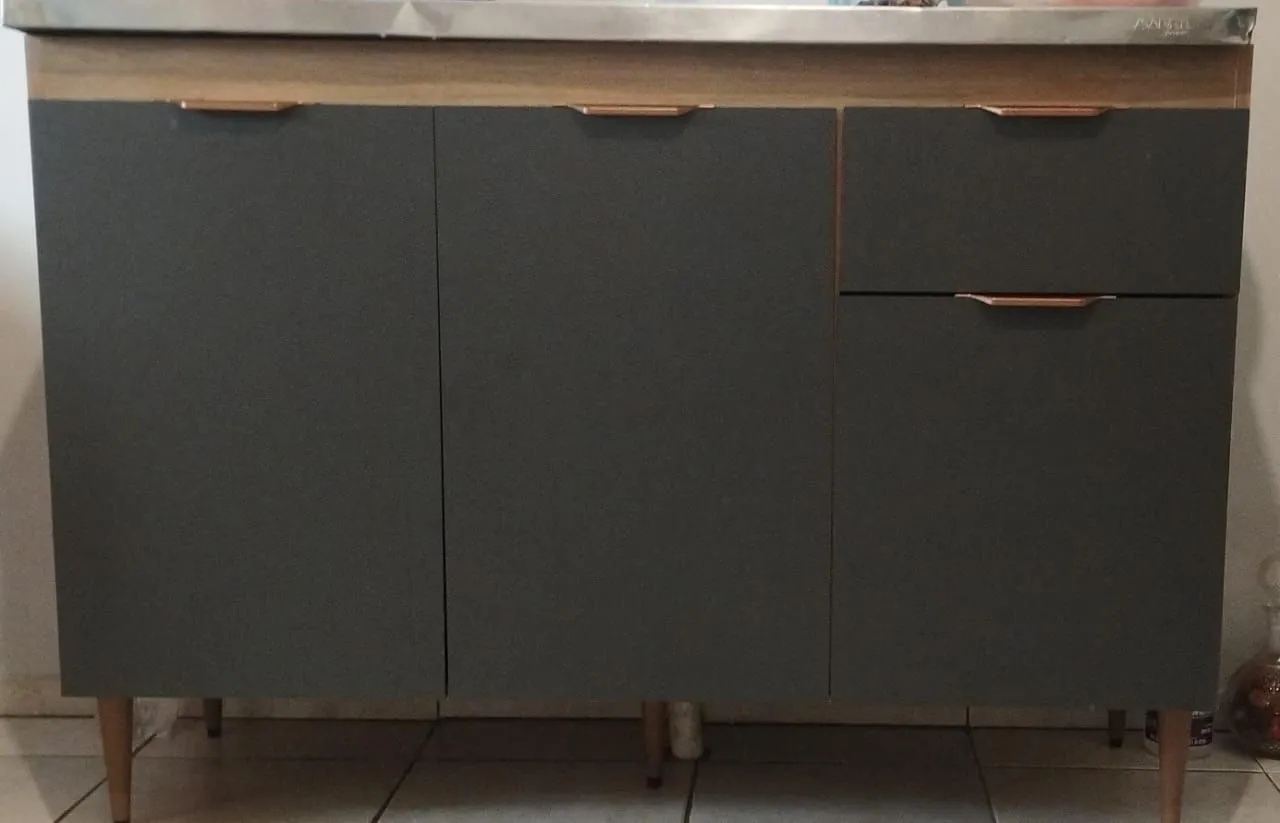 Armário de Cozinha Moderno Cinza com Pés Palito