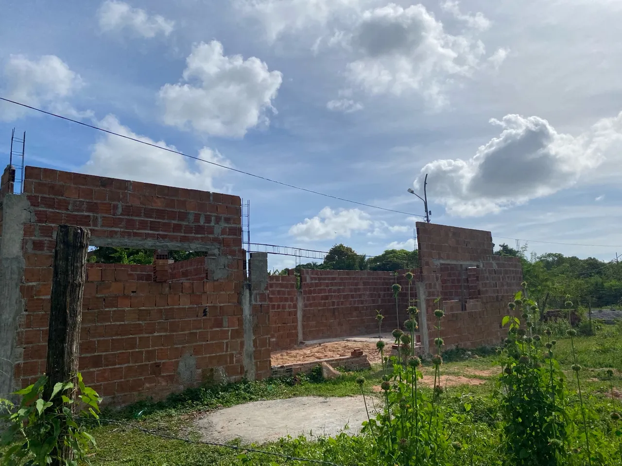 Terreno 18x46 com casa semi pronta