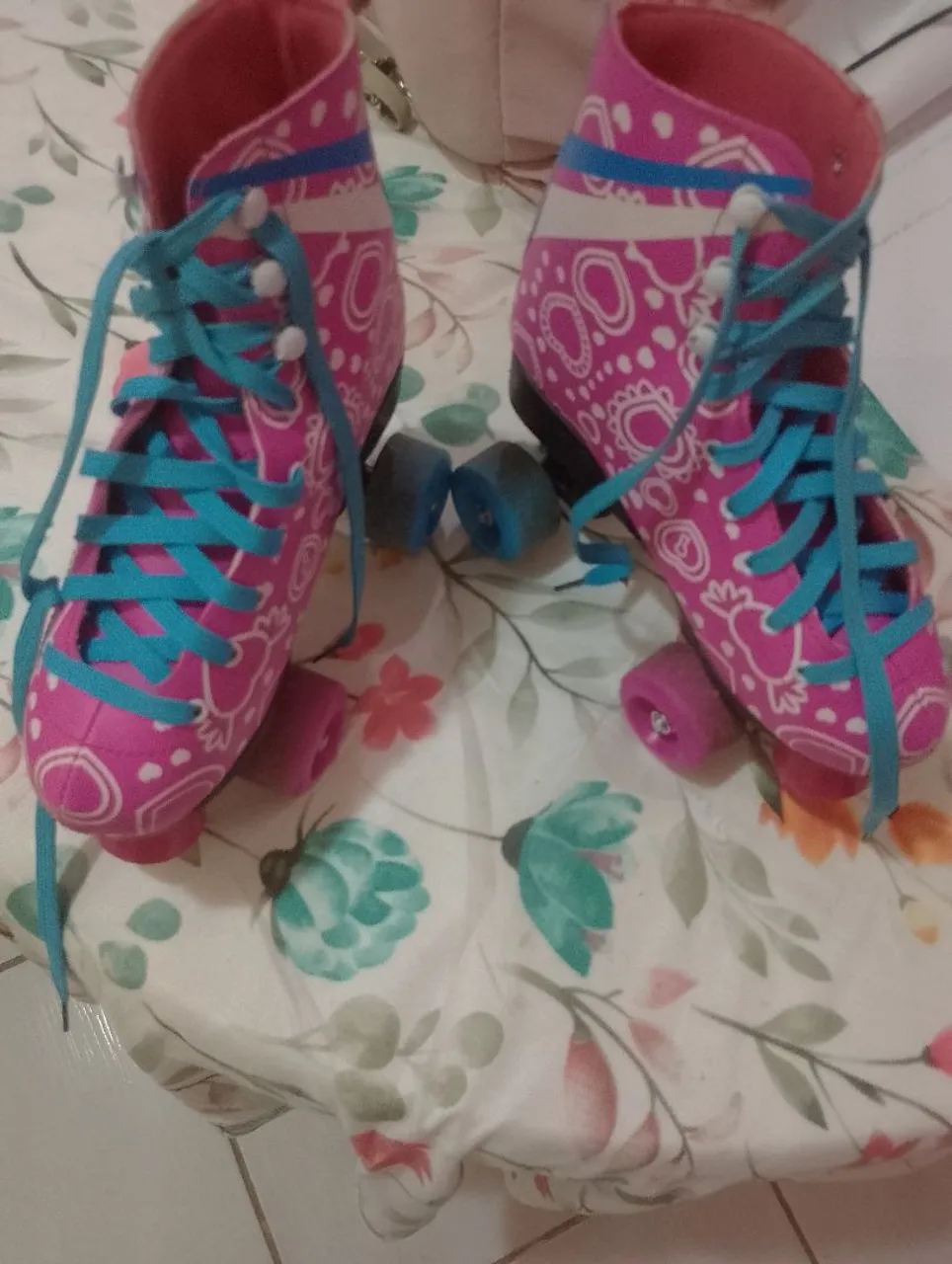 Patins Roller Rosa com detalhes em azul