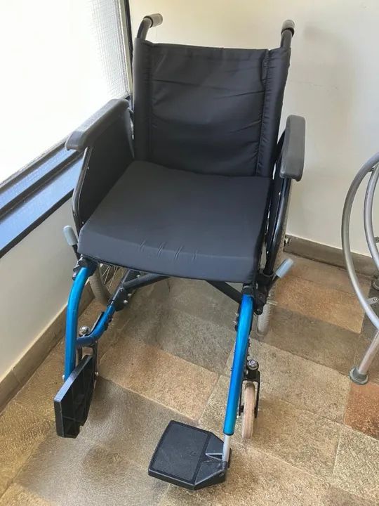 Cadeira de rodas Ortobras manual, completa e com almofada 