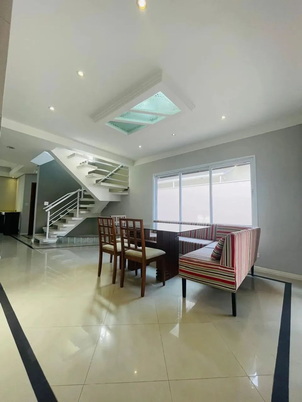 Condomínio Ibiti Royal - Sobrado com 220 m² Semi Mobiliado