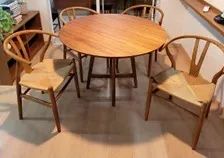 Mesa redonda Tokstok com 4 cadeiras estilo Bone