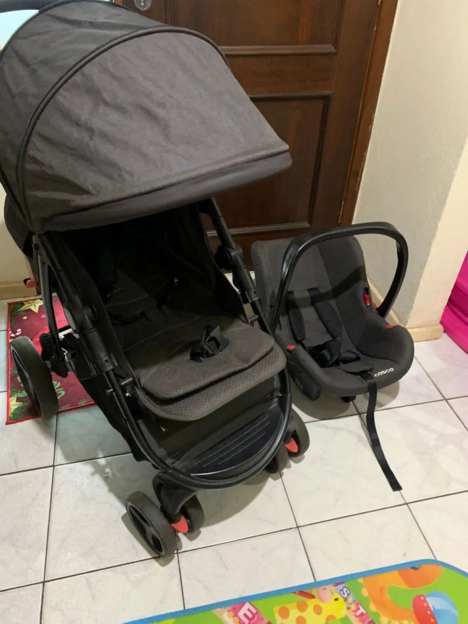 Carrinho de bebê com bebê conforto - Foto 2