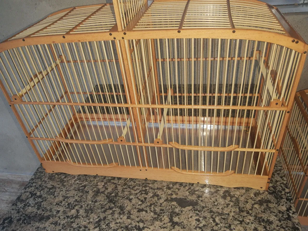 Gaiola de madeira para pássaros