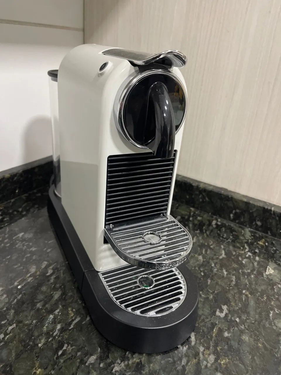 Máquina de Café Nespresso Inissia - Branca