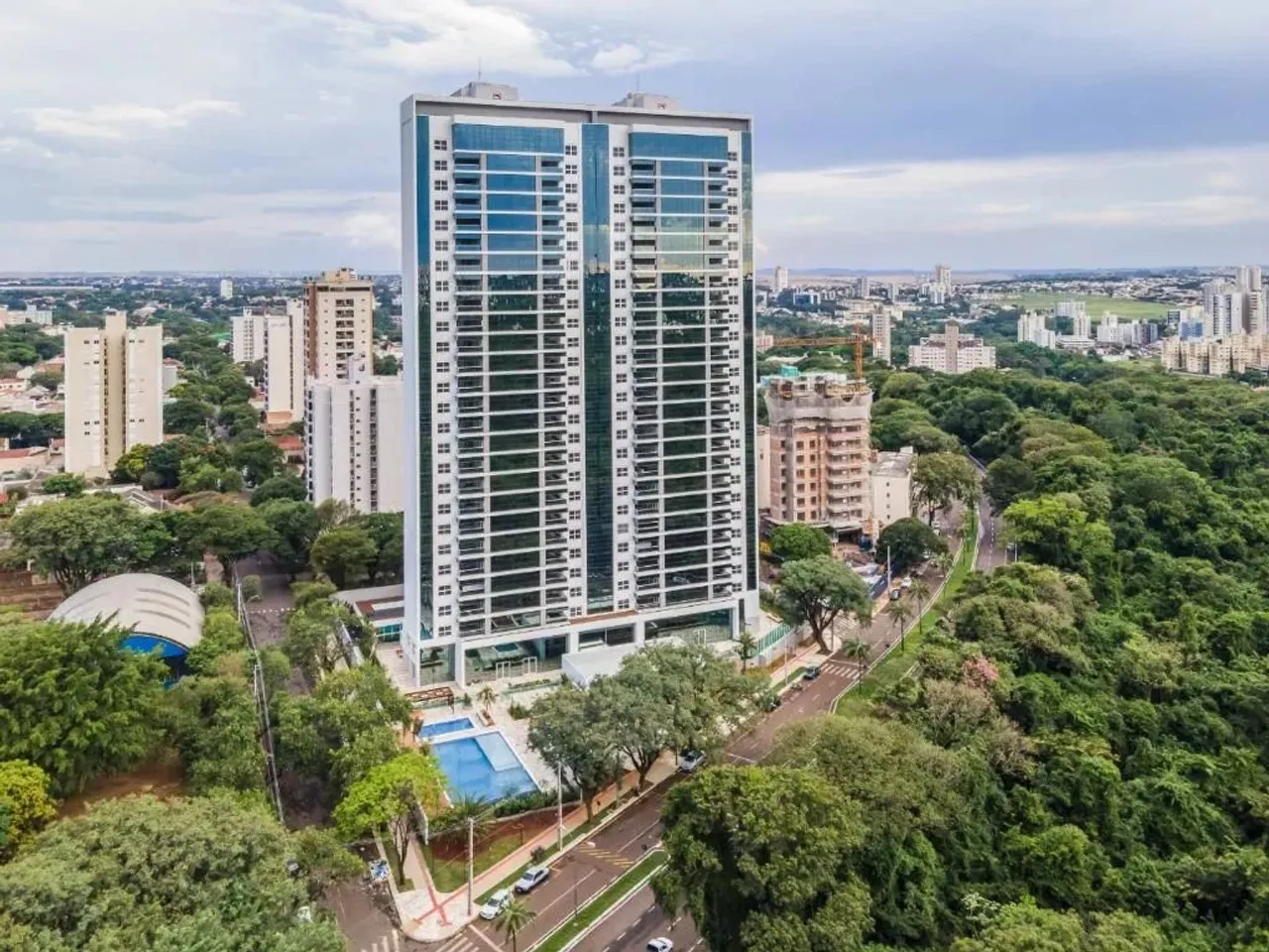 Apartamento para alugar em Maringá, Zona 03, com 3 suítes, com 179 m²