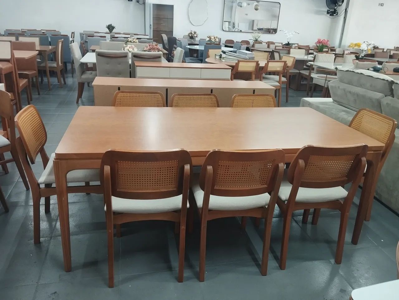 Mesa na madeira maciça a pronta entrega para 8 pessoas 