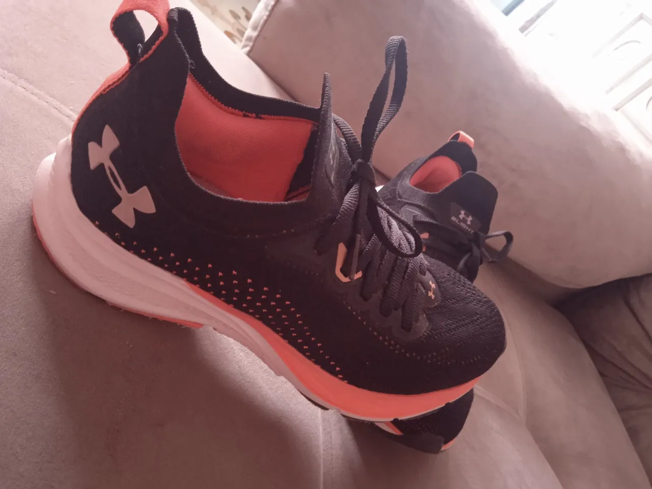 Tênis Under Armour Preto e Laranja