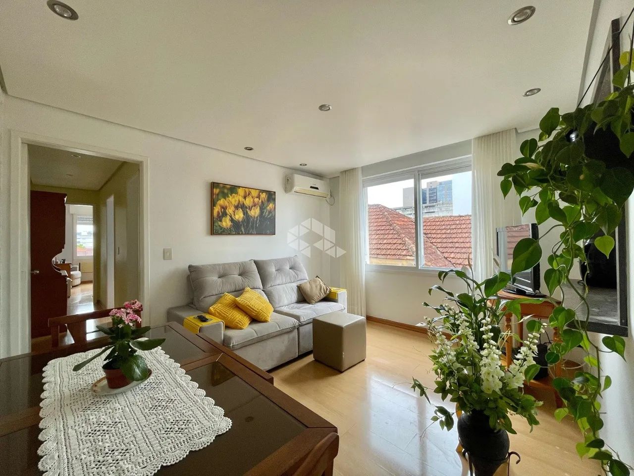 Apartamento de 2 dormitórios com elevador e garagem no Menino Deus próximo do Shopping Pra - Foto 2