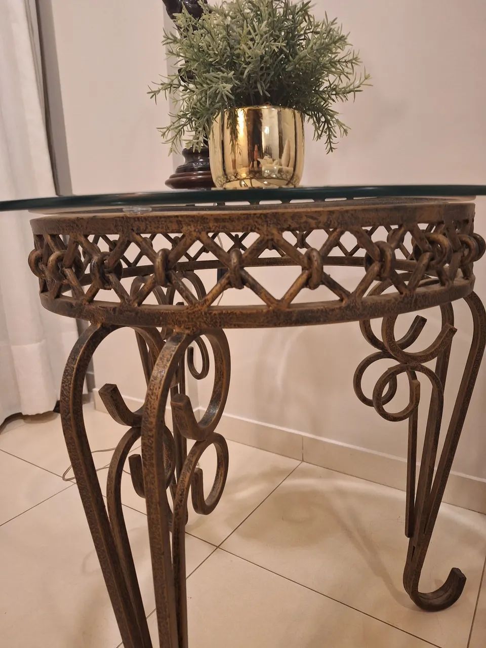 Mesa de Canto com Detalhes em Ferro Dourado - Foto 3